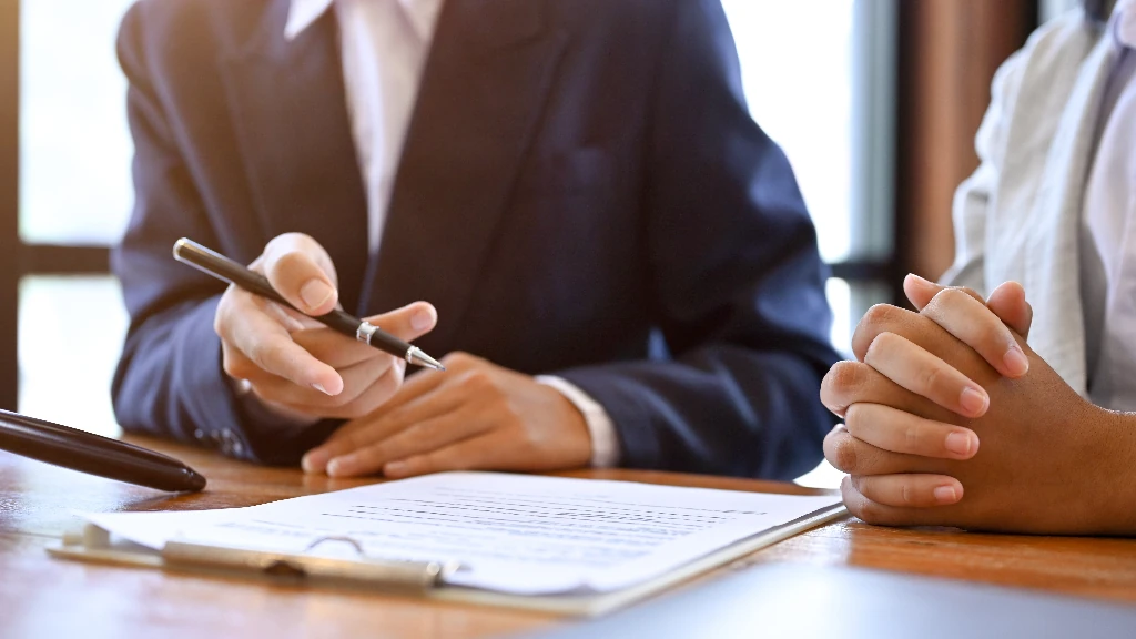 Orlando Lawyer Giving Client a Free Legal Consultation